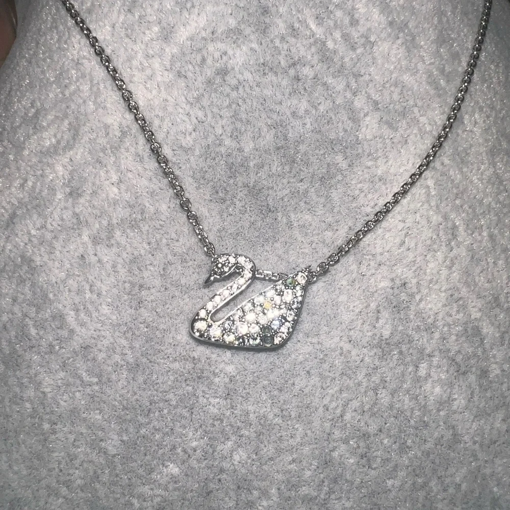 Swarovski crystal swan necklace missing a couple of crystals - Picture 2 of 4